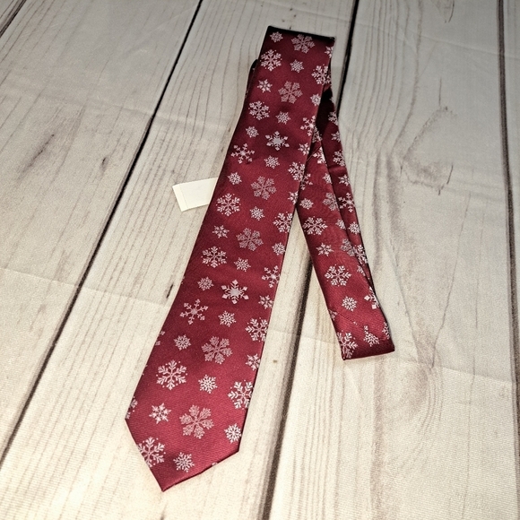 Holiday Traditions Snowflake Tie - Picture 2 of 6